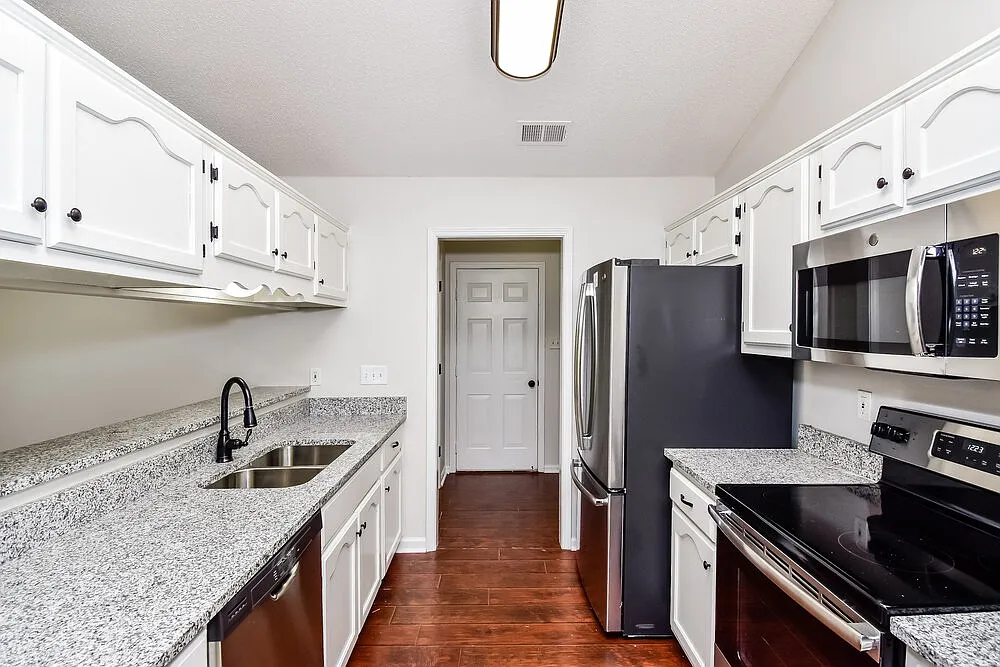 3 bed, 2.0 bath, 1379 sqft, $1,730 — Photo 4
