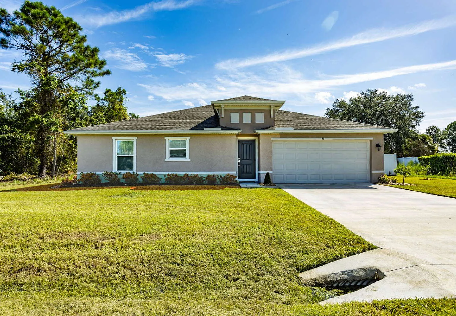 4 bed, 2.0 bath, 1652 sqft, $2,400 — Photo 2