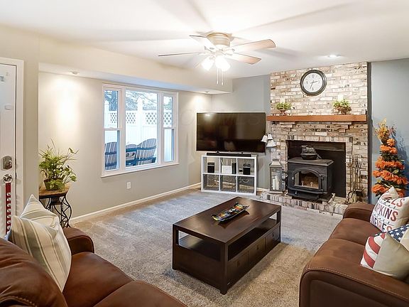 4th image of 3081 Louise Ave