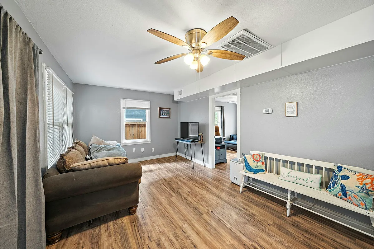 Building Photo - 609 Sealy St #1