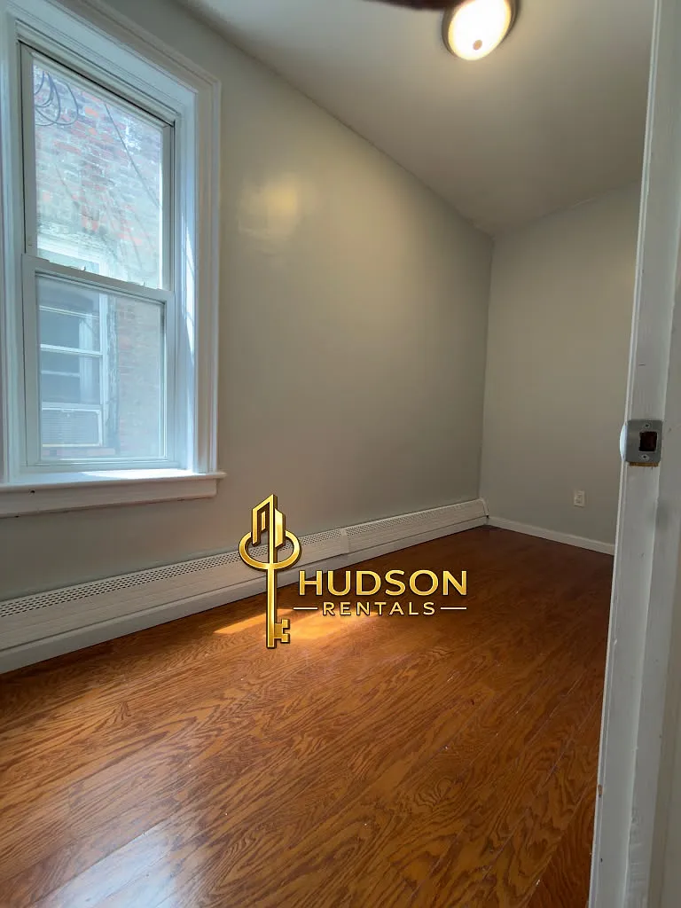 3 bed, 1000 sqft, $2,400 — Photo 3