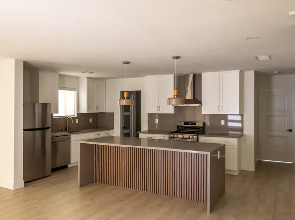 17601 Hamlin St, Van Nuys, CA 91406