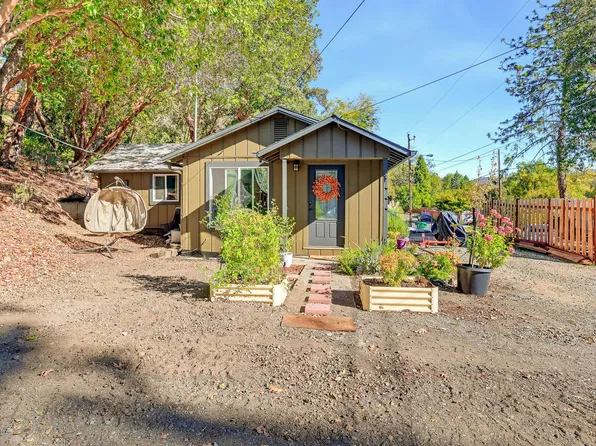 981 4th Ave, Gold Hill, OR 97525