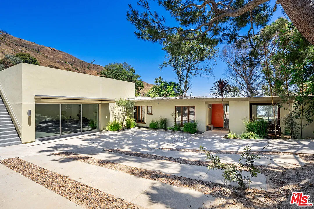 4 bed, 3.0 bath, 2800 sqft, $10,000 — Photo 1
