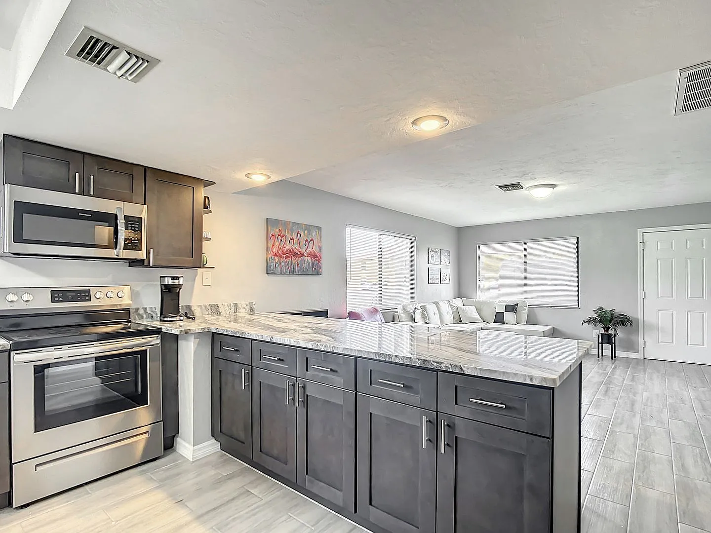 2 Bedroom Duplex w/ shared Heated pool Completly updated throughout — Photo 4