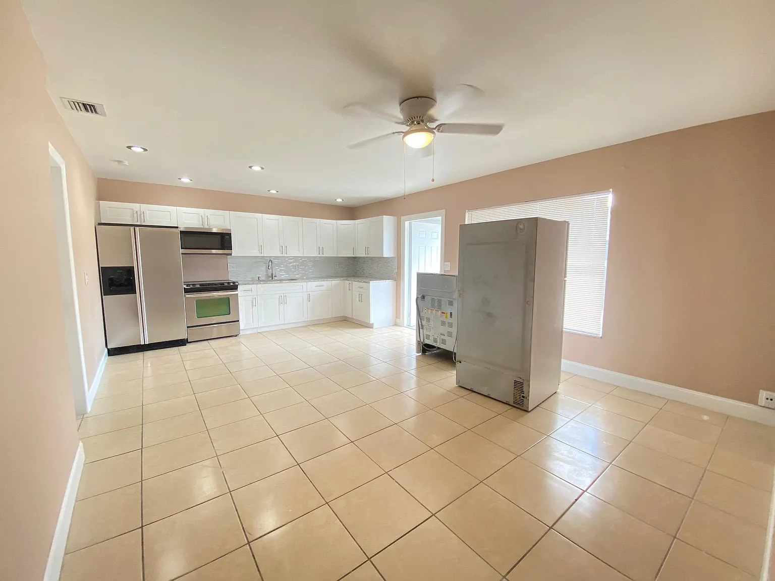 3 bed, 2.0 bath, 1943 sqft, $2,800 — Photo 2