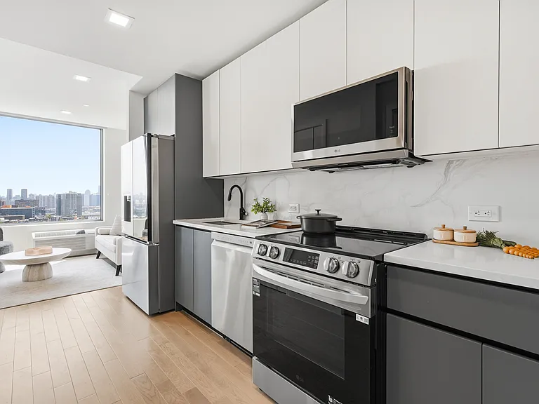 628 Summit Ave #1 — Photo 3