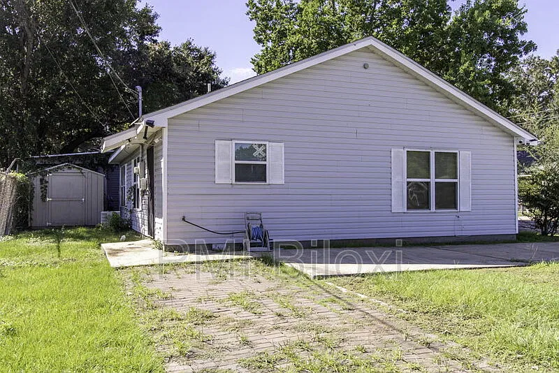 3 bed, 1.0 bath, 990 sqft, $1,400 — Photo 1