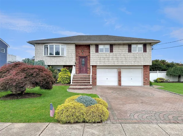 57 S Crescent Drive, Farmingdale, NY 11735