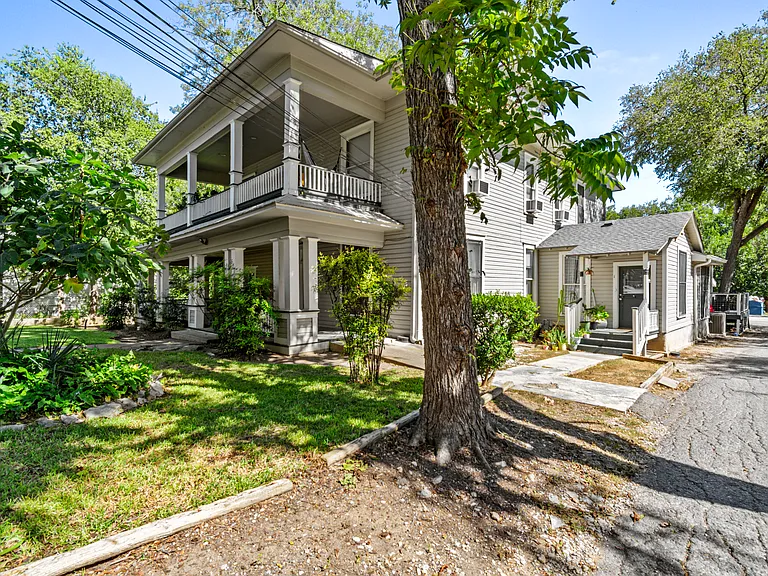 527 W San Antonio St #7 — Photo 2
