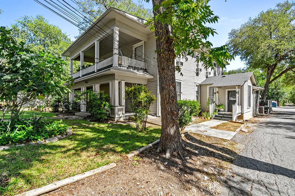 Building Photo - 527 W San Antonio St #7