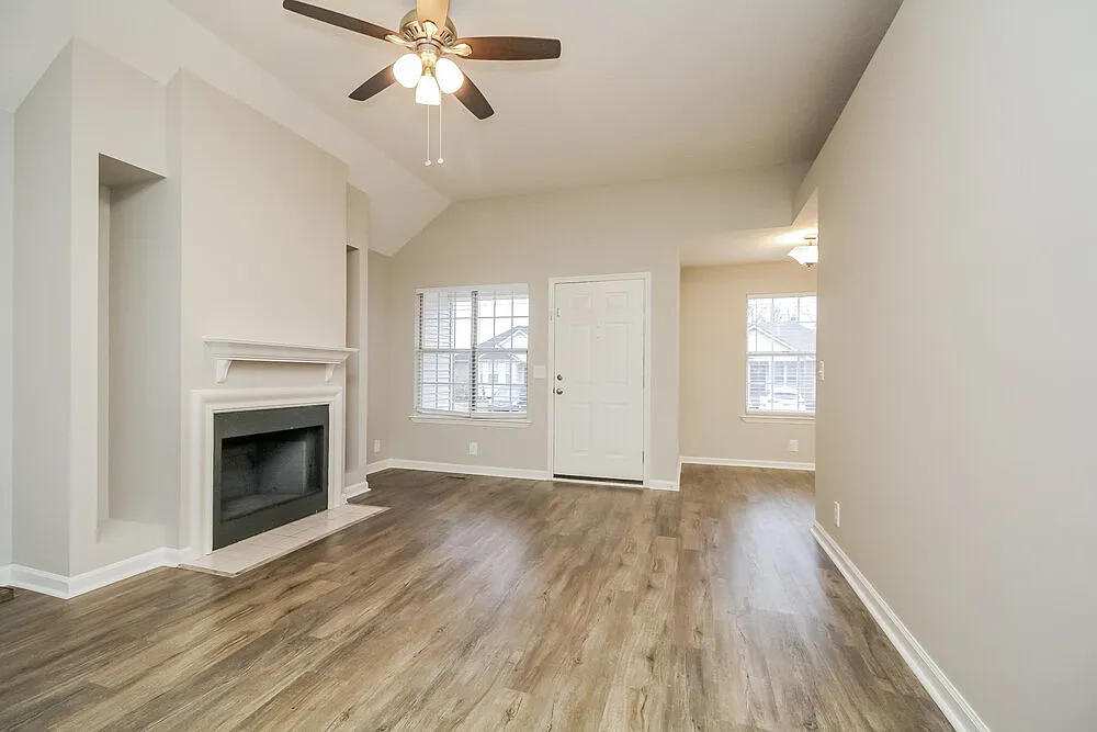 3 bed, 2.0 bath, 1061 sqft, $1,905 — Photo 3