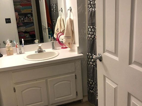 3rd image of 41724 Bedford Dr