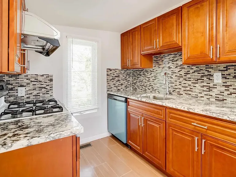 422 Grammercy Pl — Photo 1