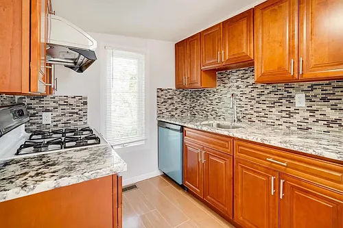 422 Grammercy Pl Photo 1
