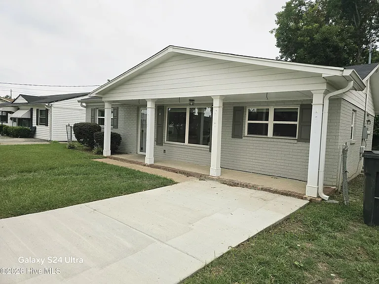 1321 Cherry Ave — Photo 2