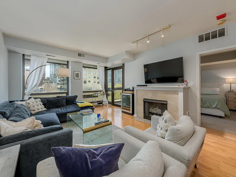 1212 N Wells St #403 — Photo 3