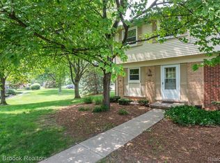 1784 Brentwood Dr, Troy, MI 48098