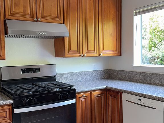 3rd image of 620 N Mar Vista Ave