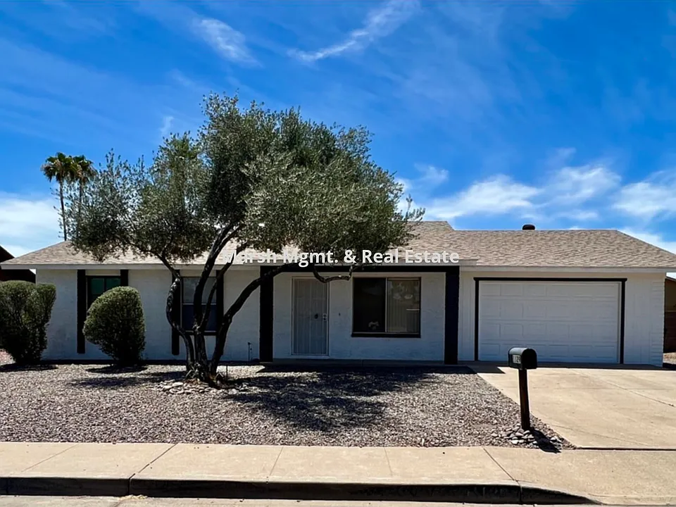 1129 W Hackamore St