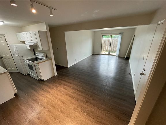 3rd image of 101 Surrey Ct #2