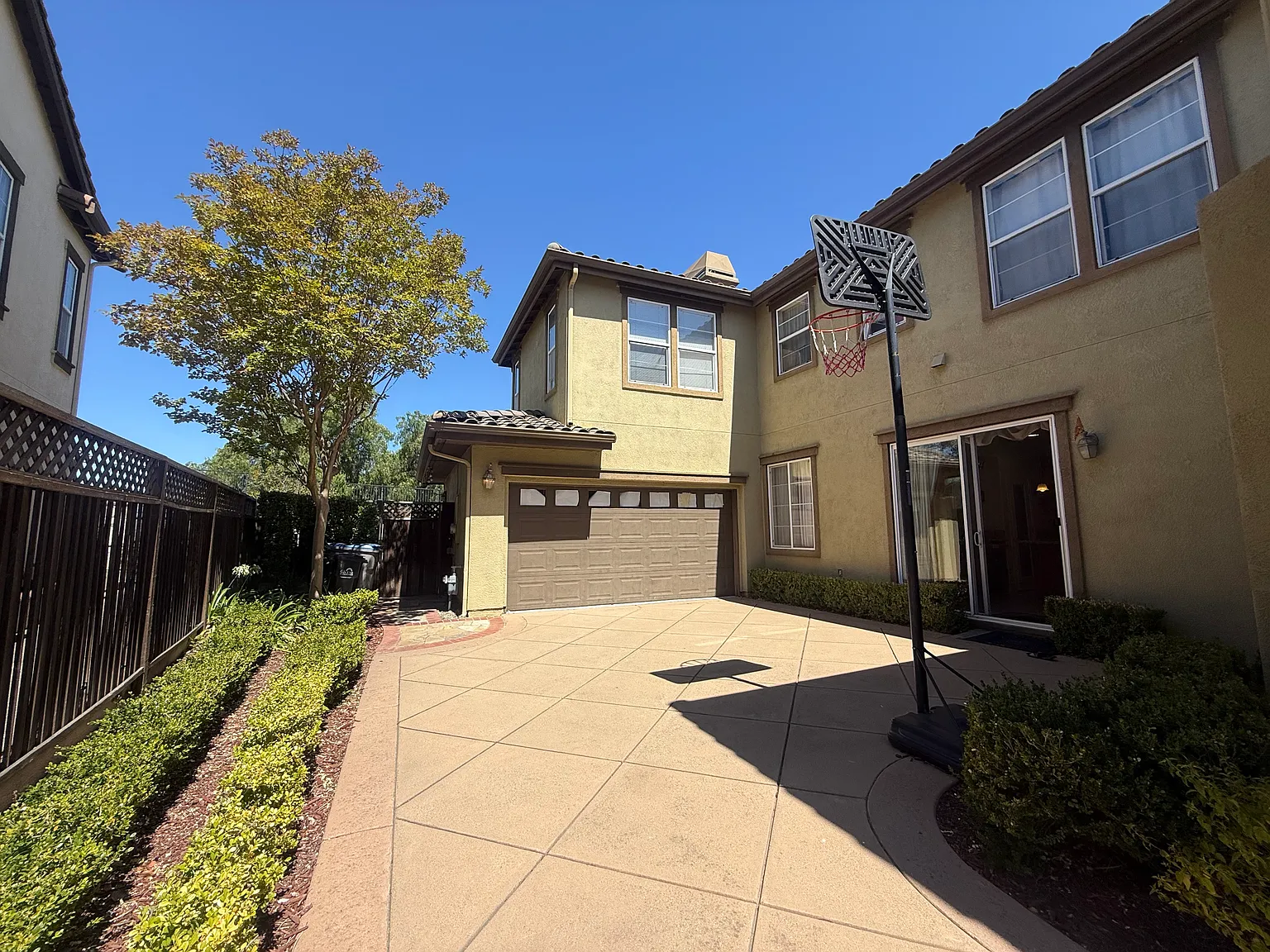 4 bed, 2234 sqft, $5,600 — Photo 2