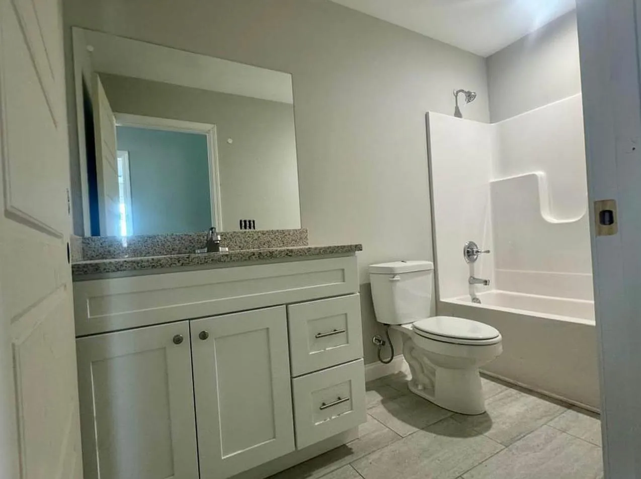 3 bed, 1300 sqft, $1,975 — Photo 4