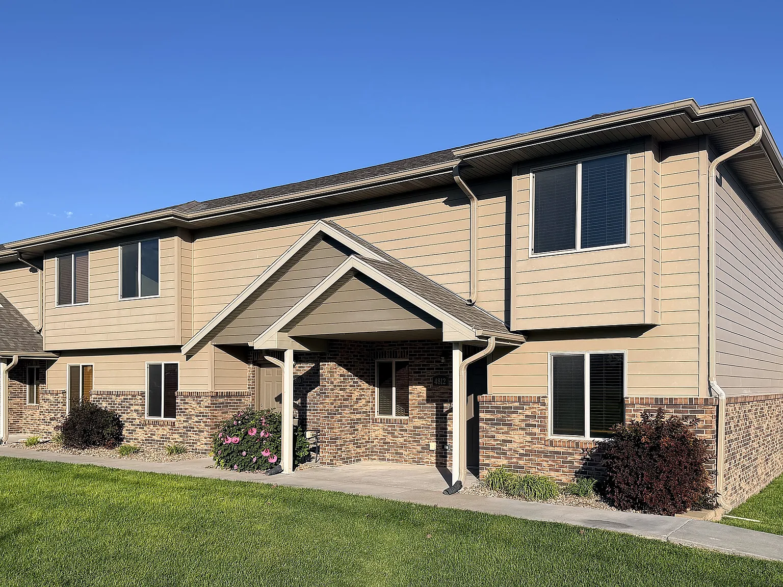 3 bed, 3.5 bath, 2100 sqft, $2,000 — Photo 1