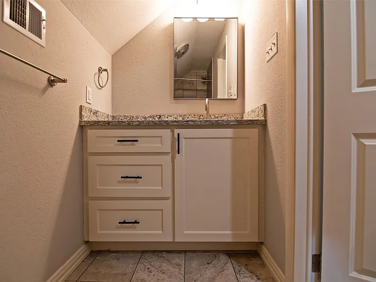 2410 Valley Dr — Photo 15