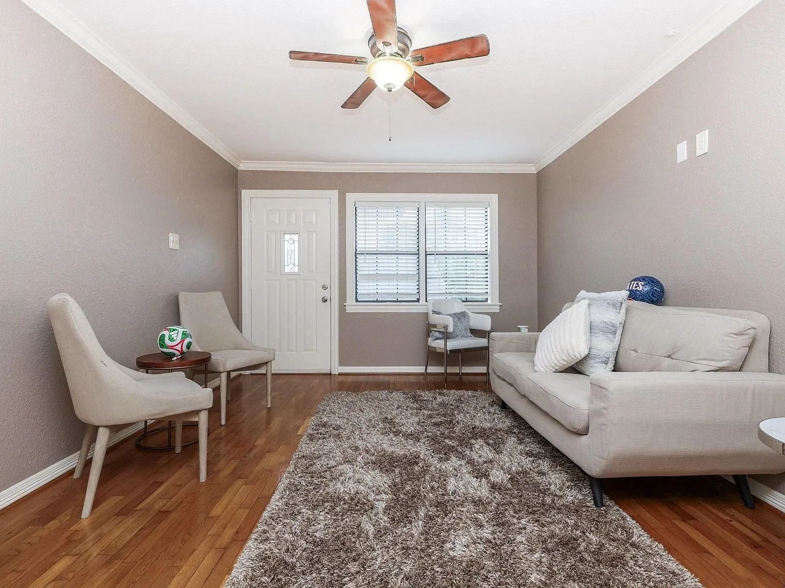 2 bed, 1.0 bath, 3136 sqft, $1,350 — Photo 4