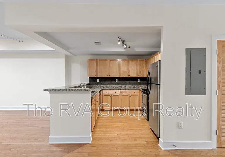 110 W Marshall St #27 — Photo 14