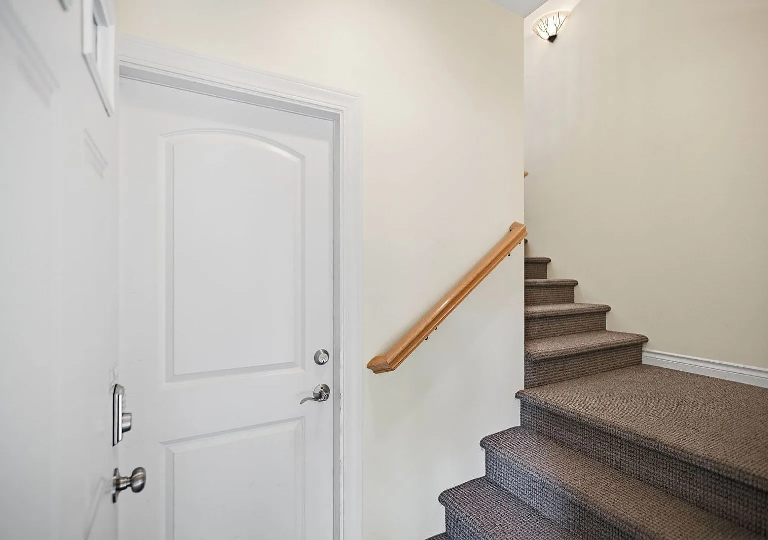 Cozy 1 Bed 1 Bath Apartment with Private Garage in SeaTac — Photo 4