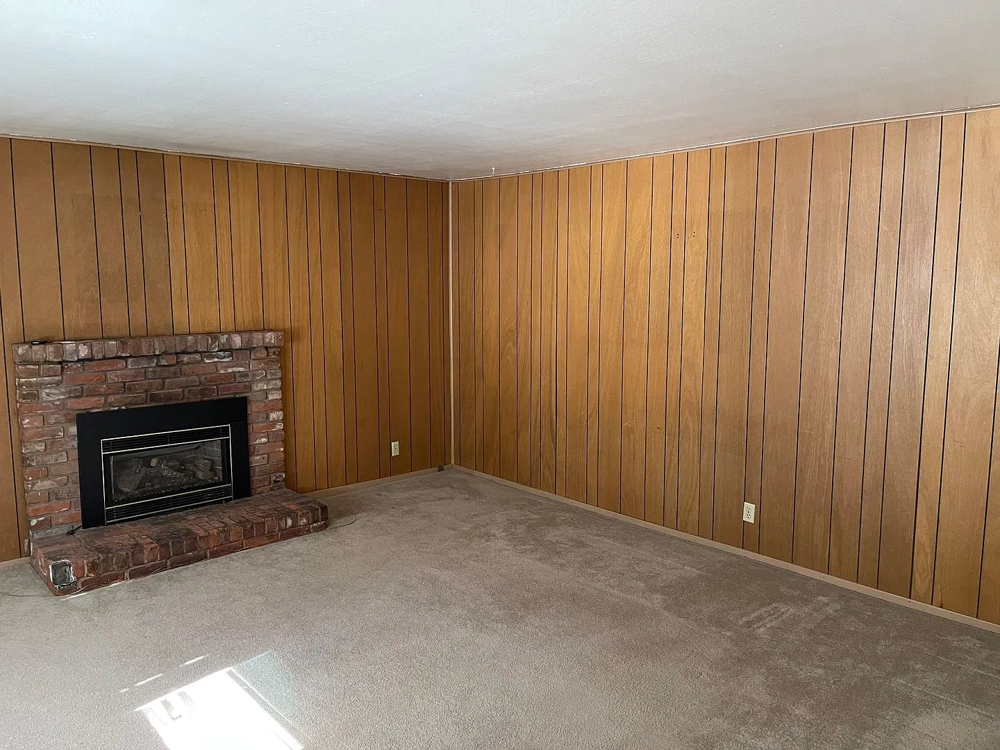 One level home with one car garage — Photo 2