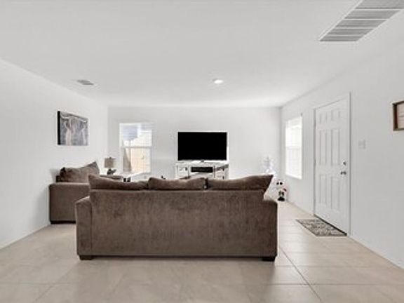 5th image of 208 Rubylace Dr