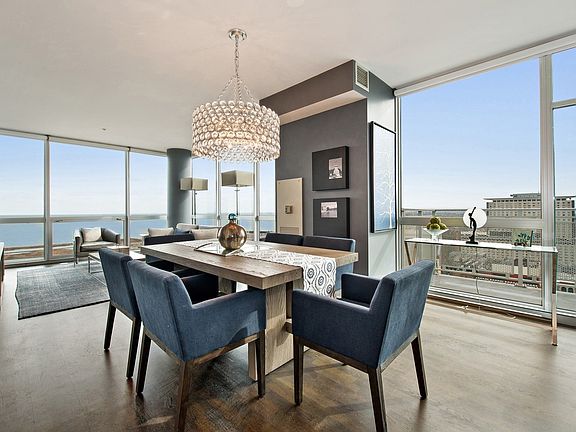 3rd image of 1901 S Calumet Ave #2901