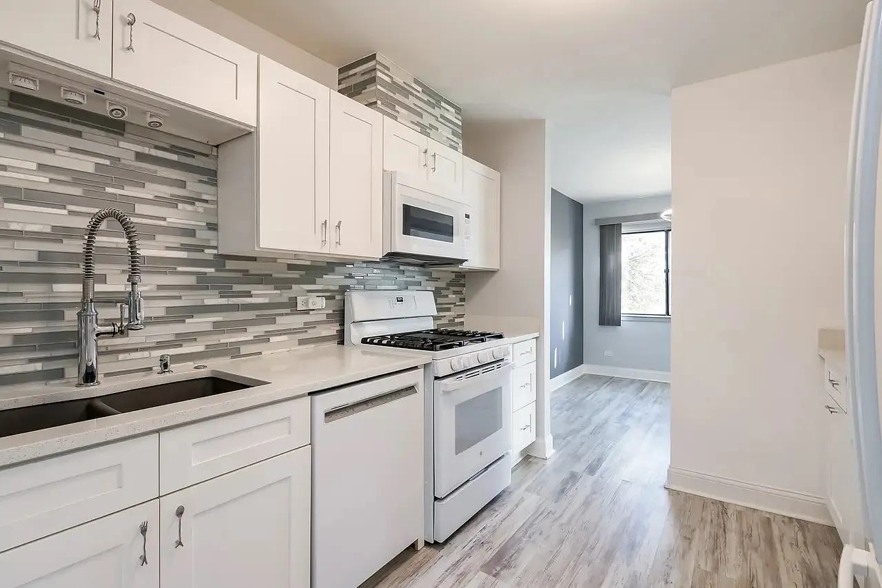 2 bed, 1200 sqft, $2,200 — Photo 2