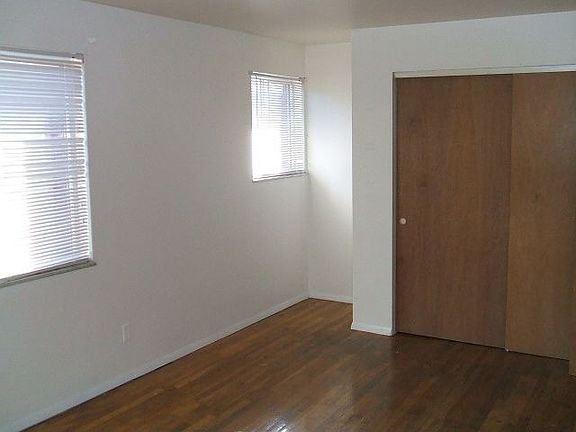 Bedroom w/ hardwood floors