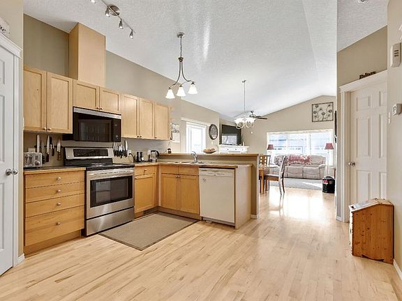 3rd image of 105 N Willow Ridge Cres SW