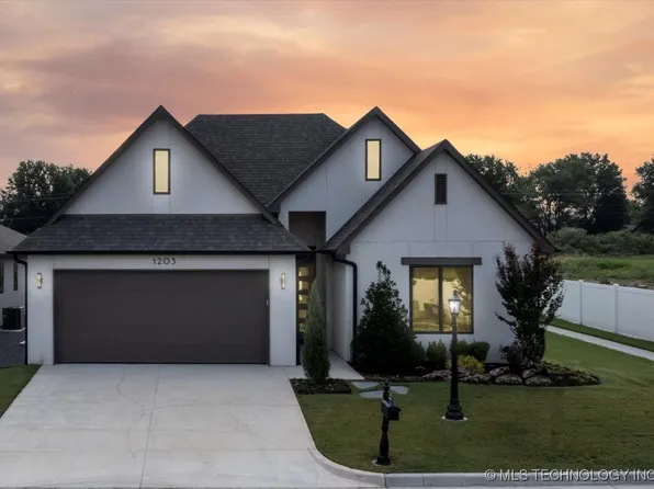 1203 N 71st Pl, Broken Arrow, OK 74014