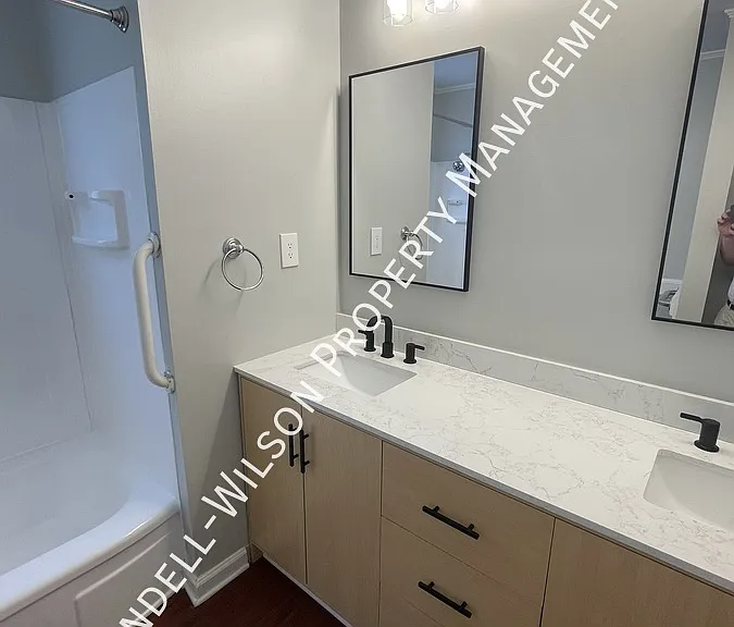 2221 Bernard St — Photo 9