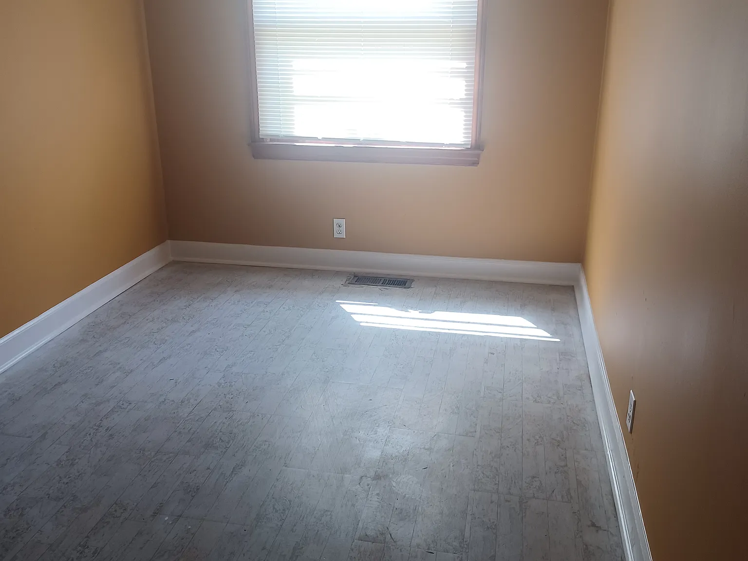 3 bed, 1000 sqft, $1,970 — Photo 4