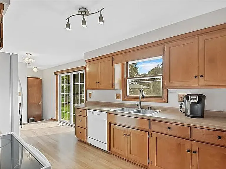 2217 Barberry Ln — Photo 6