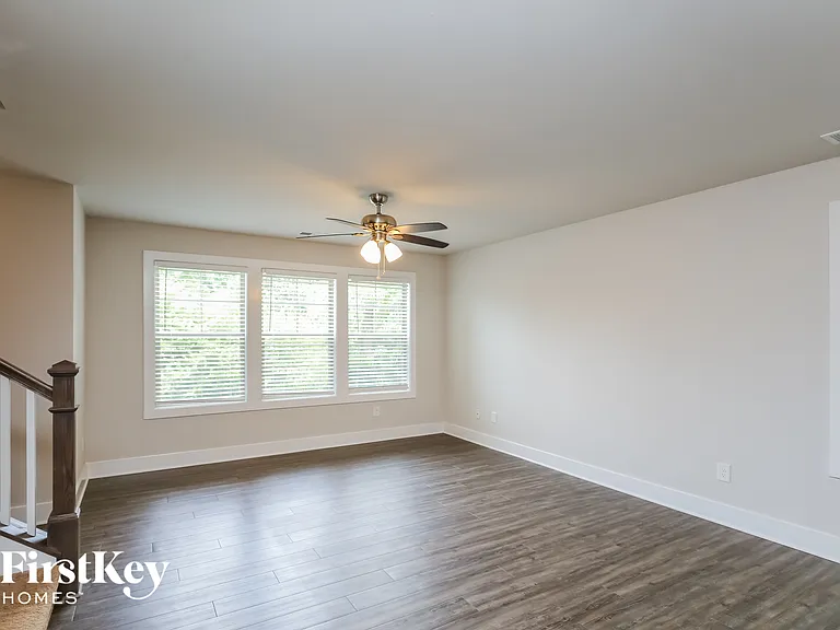 2375 Belaire Dr — Photo 4