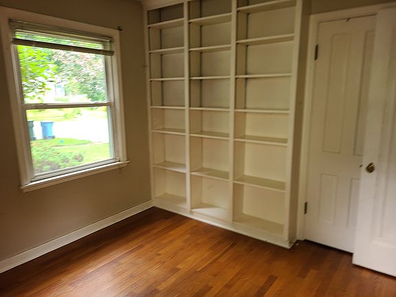 Downstairs bedroom with built in bookshelf