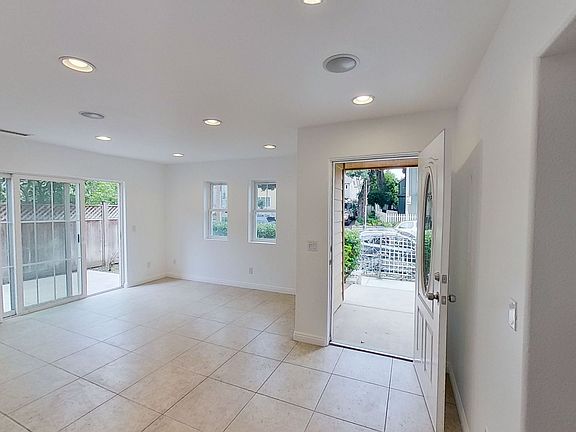 3rd image of 415 W De La Guerra St #A