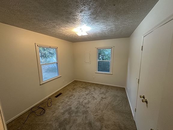4th image of 361 Taft St