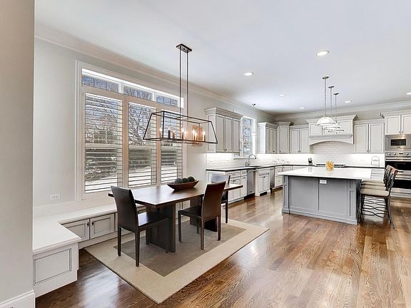 4th image of 2403 Old Glenview Rd