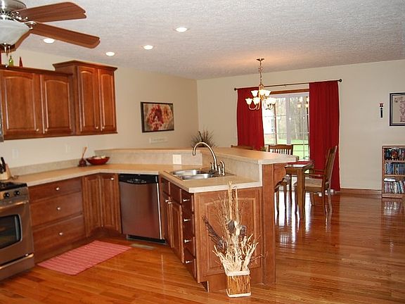 4th image of 122 Blackwater Ln