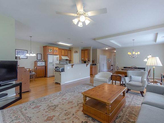 4th image of 408 Paulette Cir