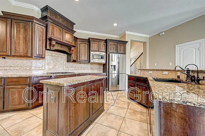 5 bed, 5.0 bath, 5399 sqft, $5,000 — Photo 3